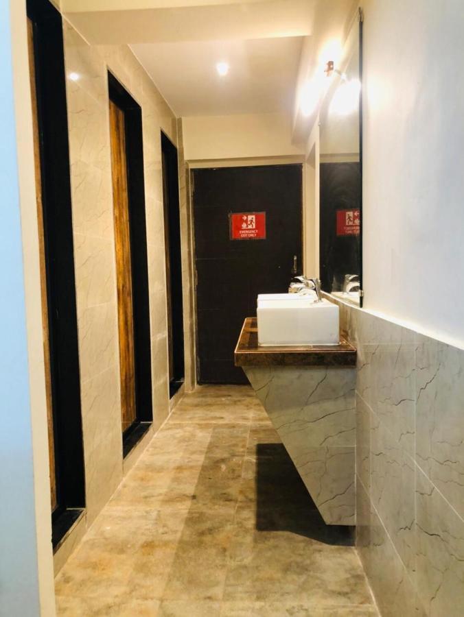 Social Hubz Hostel Мумбай Екстериор снимка